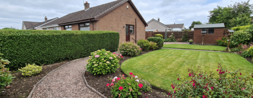 Garden boundary hedge cutting Melbourne